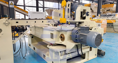 veneer peeling machine.jpg