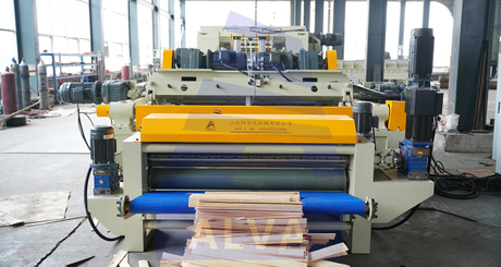 Small Log Veneer Peeling Machine For Europe.jpg